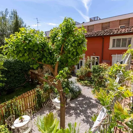 Secret Garden Couette-café 4*