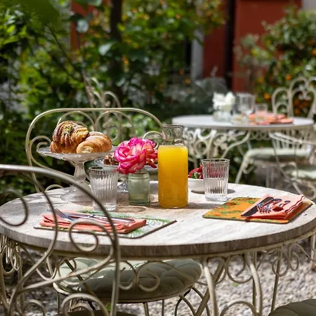 Secret Garden Couette-café 4*